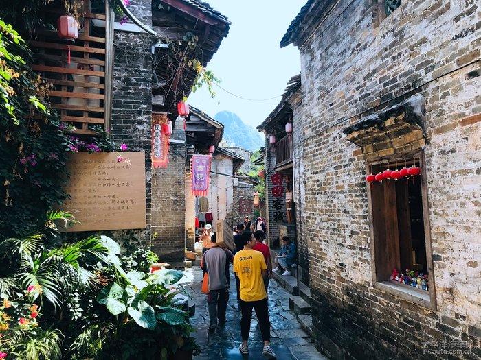 福建高山藏有古建,一对夫妇常年隐居于此,犹如与世隔绝